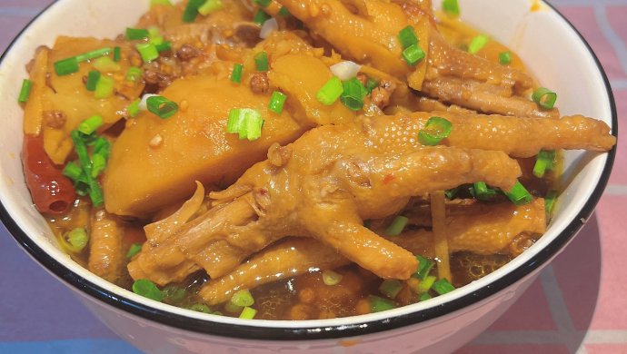 超级下饭的鸡爪土豆煲软糯香辣