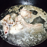 广东靓汤--玉米红萝卜猪骨汤的做法图解2