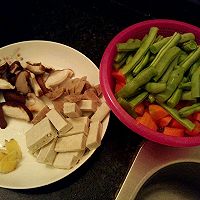 四季豆胡萝卜冬菇鱼豆腐的做法图解1