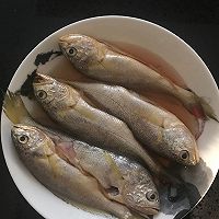 清蒸野生小黄花鱼的做法图解1