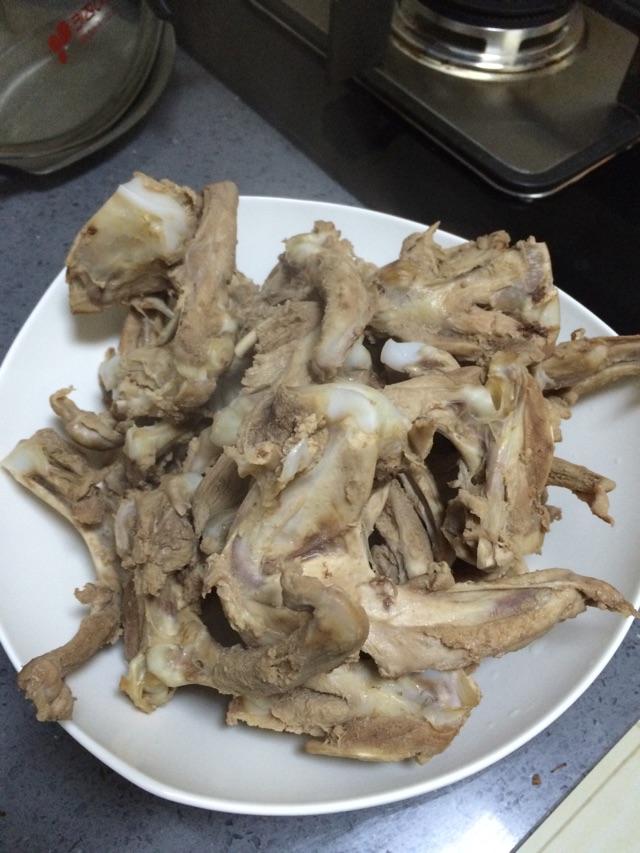 麻辣鸭锁骨的做法图解1