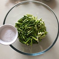 奶奶教我✅老式腌蒜苔✅的方法/一般人我不告诉她的做法图解2