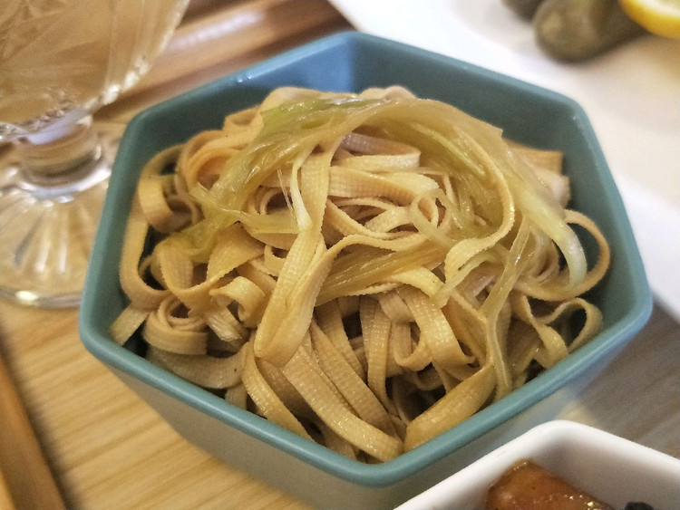 分享一道早年间风行各大小饭店，鲜香无敌的家常菜——葱油干豆腐的做法