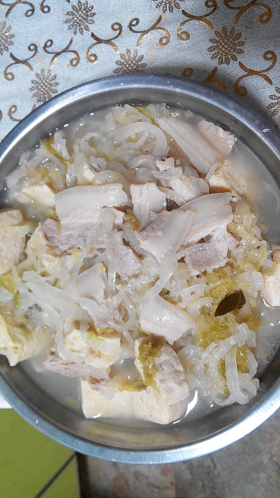 东北酸菜系列——酸菜炖冻豆腐的做法
