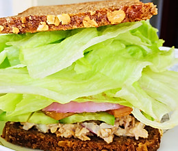 低脂全麦鸡蛋金枪鱼午餐肉蔬菜三明治的做法