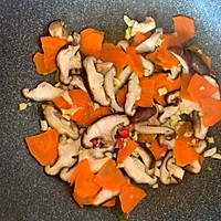 胡萝卜香菇炒红肠的做法图解2
