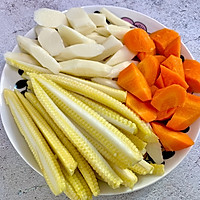 玉米笋胡萝卜山药排骨汤的做法图解6