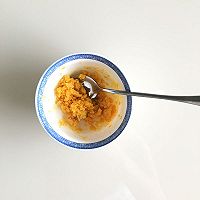 咸蛋黄奶香南瓜浓汤的做法图解2