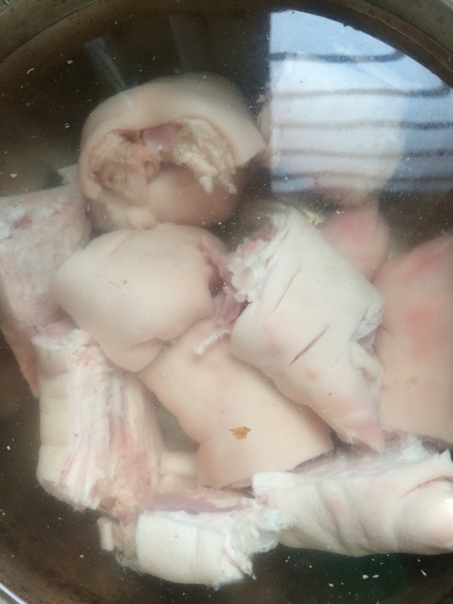 我家的香炖猪蹄的做法图解1