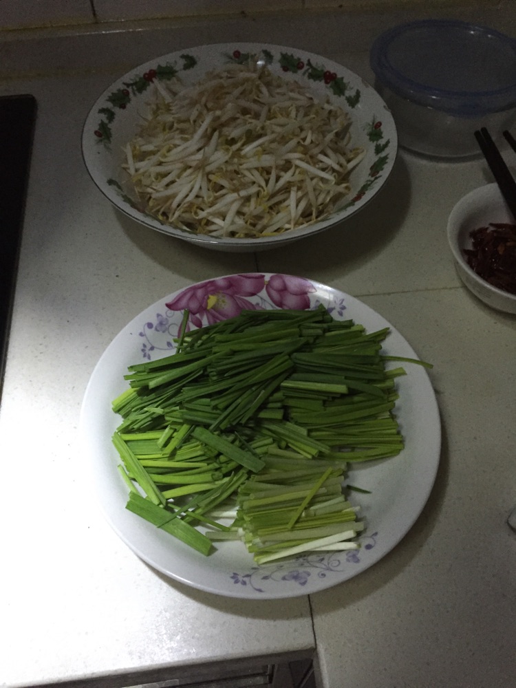 素炒蒜苗豆芽的做法图解1