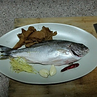 腌菜焖鱼的做法图解1
