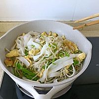 #为爱下厨 七夕橄浪漫#三鲜炒河粉的做法图解4