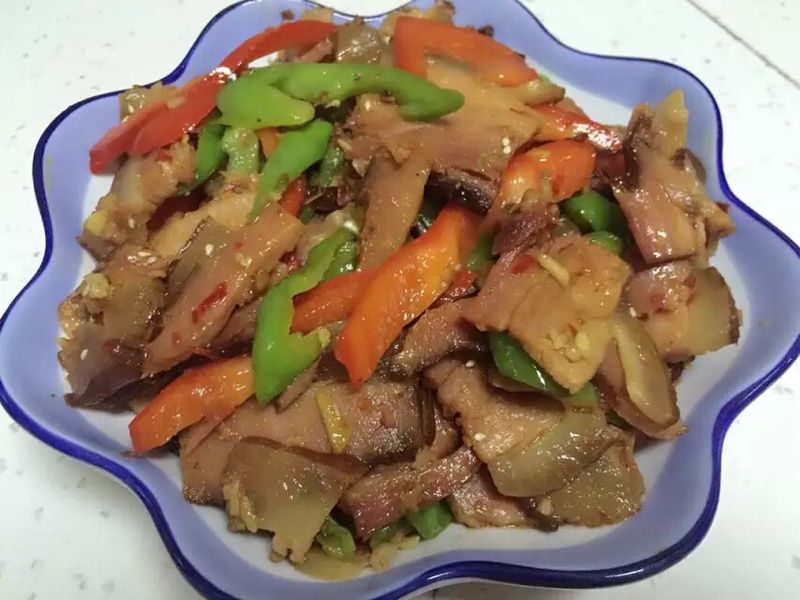 Stir fried bacon with green pepper