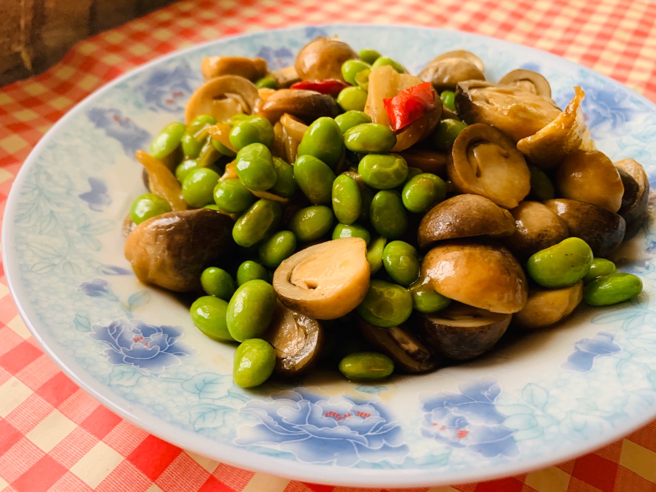 草菇炒毛豆怎么做_草菇炒毛豆的做法_豆果美食