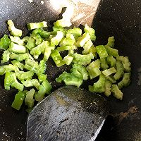 苦瓜炒蛋的做法图解4