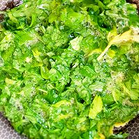 【家常小炒】贼鲜灵的一道菜！芹菜叶炒鸡蛋！#给年味整点鲜的#的做法图解4