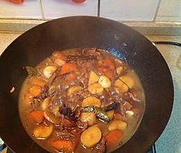 红烧牛肉土豆胡萝卜的做法