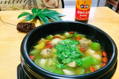 鸡腿丝瓜汤~伏天喝出一身汗，夏季应多食热食