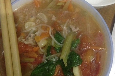 芹菜胡萝卜西红柿瘦肉手工面