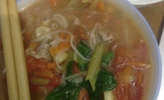芹菜胡萝卜西红柿瘦肉手工面