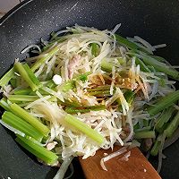 土豆丝炒芹菜#快手又营养，我家的冬日必备菜品#的做法图解13