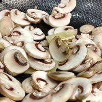 鲜菇菌滑肉米线，菌汤浓郁，鲜香味美，满口留香！的做法图解2