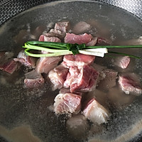 【红烧萝卜牛腩煲】的做法图解1
