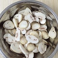 蘑菇鲜虾培根披萨的做法图解2