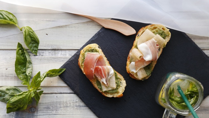 【原麦早餐】黑橄榄奶酪：生火腿蜜瓜佐青酱Tartine