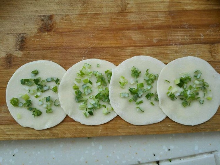 饺子皮版葱油饼的做法
