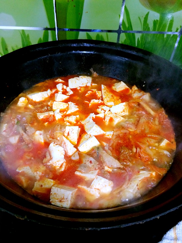 辣白菜五花肉炖豆腐的做法图解3