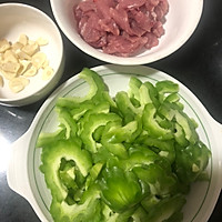 媲美大排档的家常美味：苦瓜炒肉的做法图解1