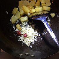 蒜香干煸土豆鸡翅的做法图解5