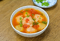 #流感季饮食攻略# 番茄虾滑汤的做法