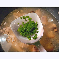安排香菇粉丝鸡汤的做法图解7