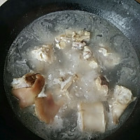 腊猪蹄炖莲藕的做法图解2
