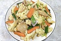 #山姆团圆宴# 肉香爆炒菜花的做法