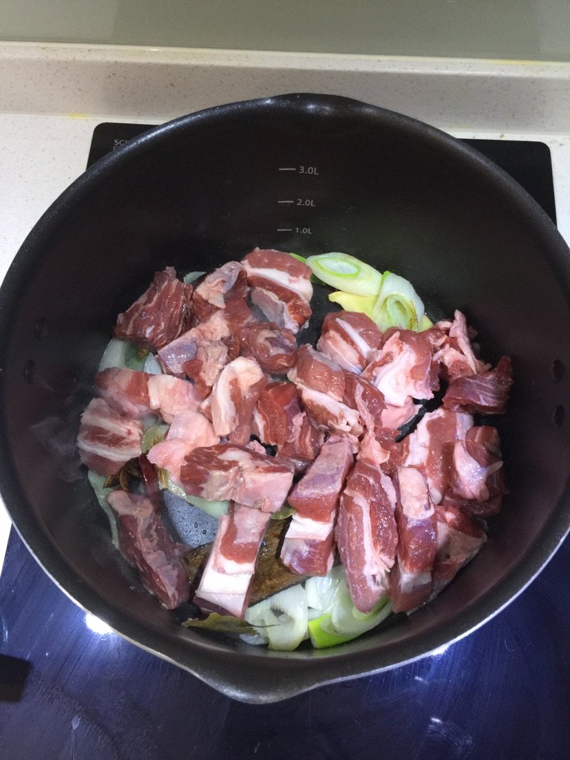 红炖牛肉（适合新手，不知道算红烧还是炖，哈哈哈）的做法图解4