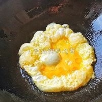 #餐桌上的春日限定#彩椒鸡蛋炒平菇的做法图解2