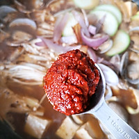 口感浓香且味道鲜美，经常喝还有助于消化的韩式大酱汤的做法图解12