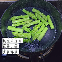 下午茶——玩转手抓饼系列之培根芦笋卷饼的做法图解1