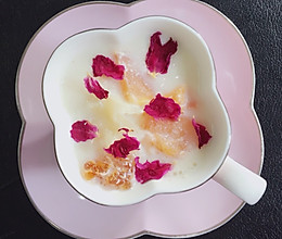 桃胶皂米雪耳木瓜炖牛奶的做法