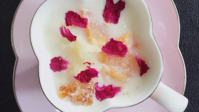 桃胶皂米雪耳木瓜炖牛奶