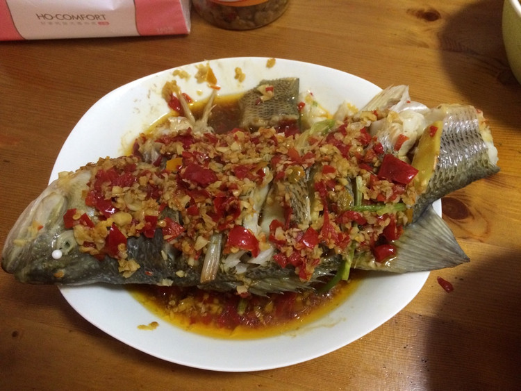 蒜蓉剁椒蒸鲈鱼的做法
