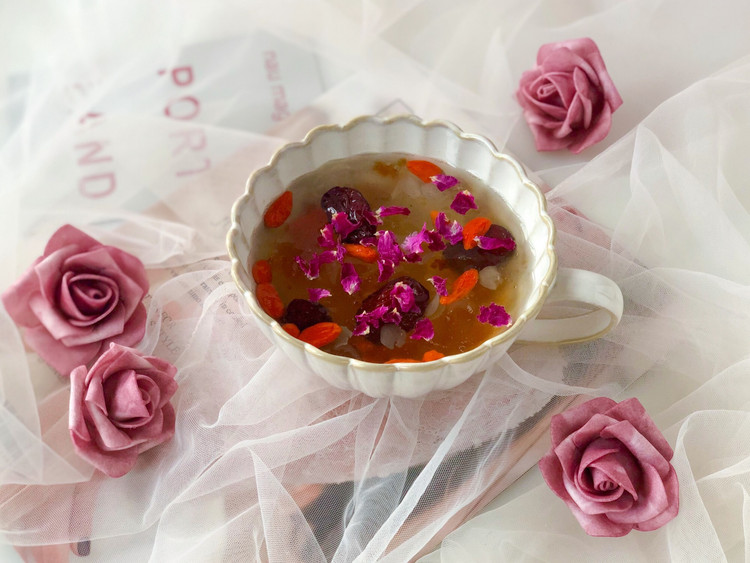 美颜润心的玫瑰桃胶羹，一碗甜汤迎新年的做法