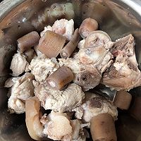 猪骨一锅炖的做法图解1