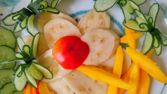 简易果盘，黄瓜香蕉油桃芒果，水果拼盘的做法