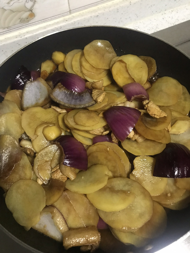 土豆片炒肉的做法