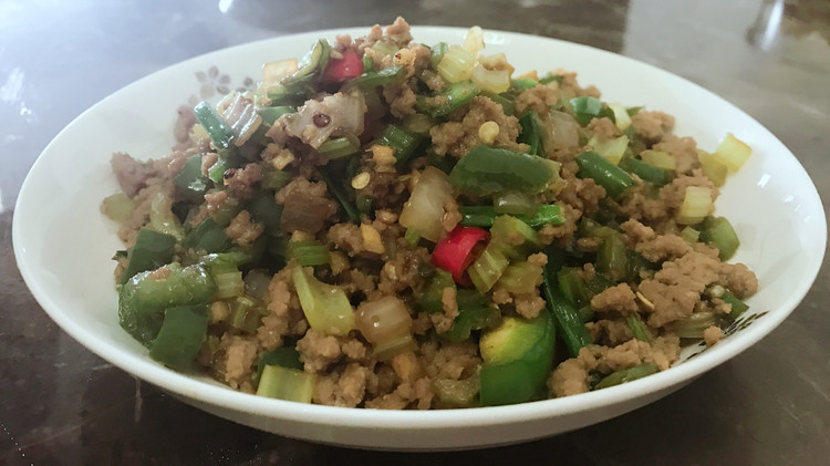 辣椒芹菜炒牛肉末的做法