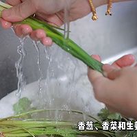 油泼香菜拌牛肉的做法图解1